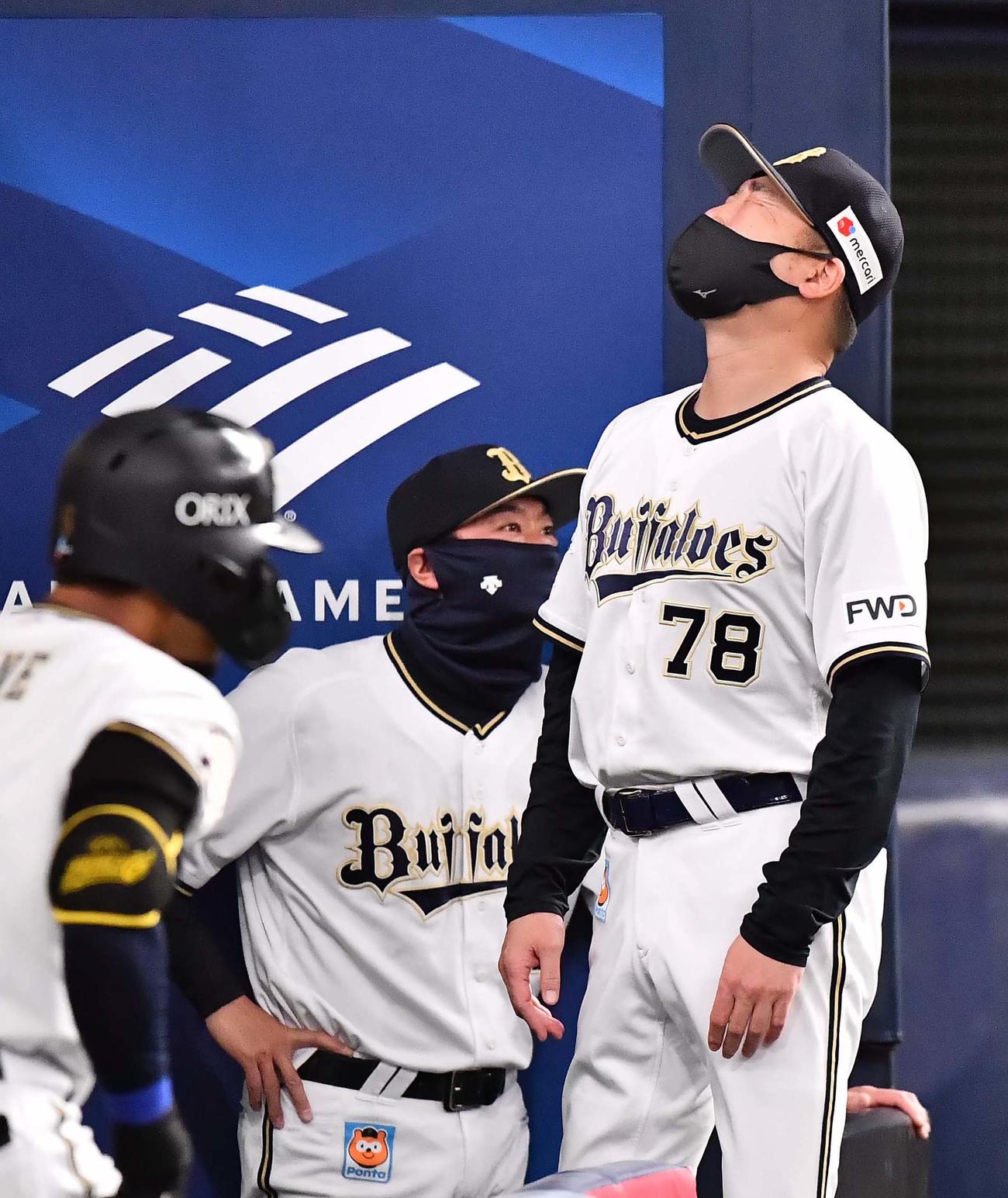 オリックス対ソフトバンク　ソフトバンクに大量失点しベンチで厳しい表情を見せる中嶋聡監督（撮影・上田博志）