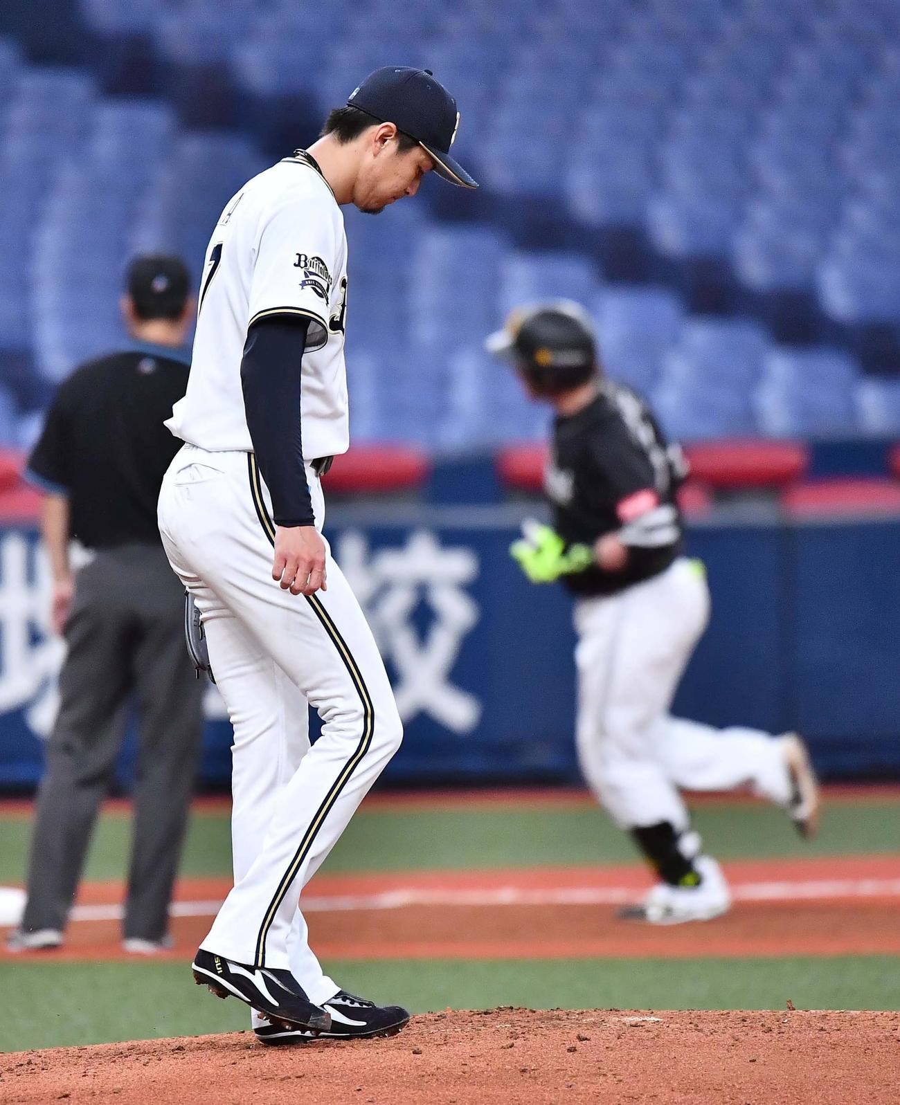 オリックス対ソフトバンク　3回表ソフトバンク2死一、二塁、松田（右）に左越え3点本塁打を浴びる増井（撮影・上田博志）