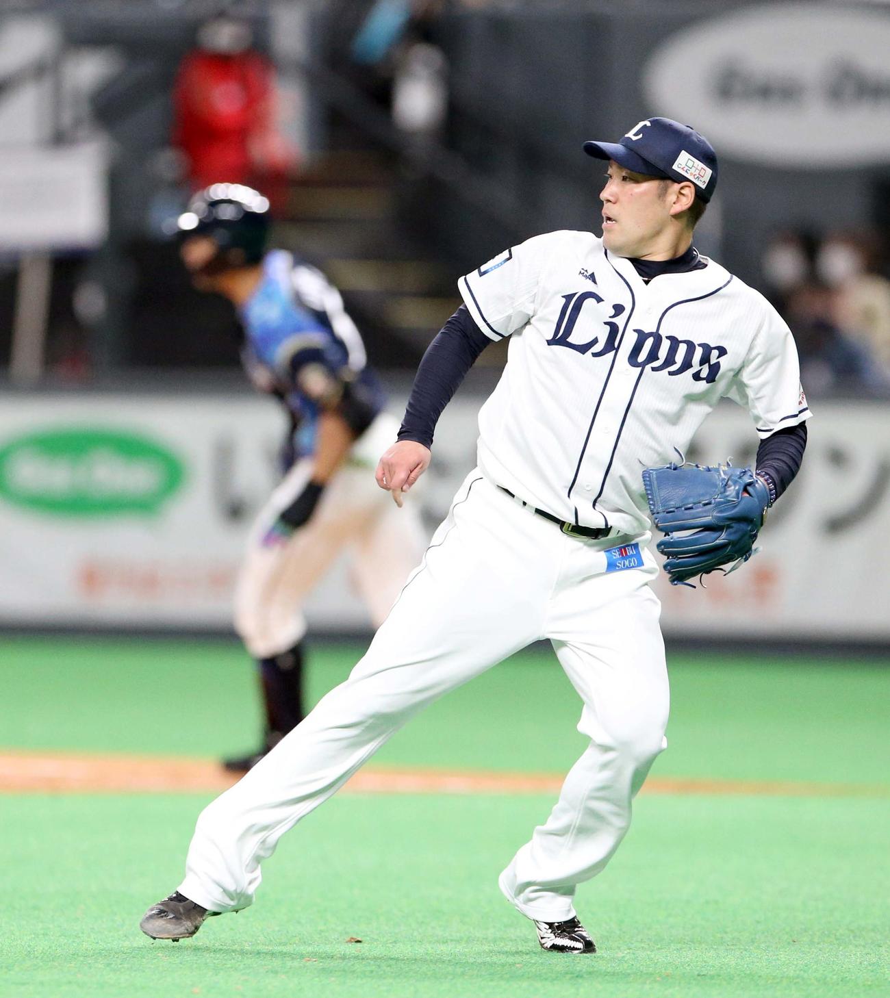 日本ハム対西武　9回裏日本ハム1死一塁、大田（左奥）に同点となる適時二塁打を打たれる西武増田（撮影・佐藤翔太）