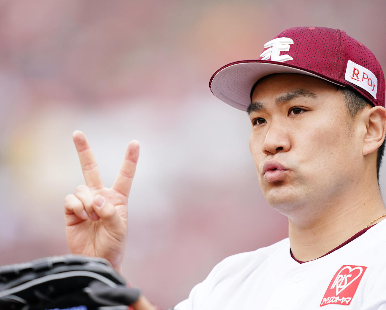 楽天対ロッテ　5回の投球を前にキャッチボールをする田中将は、2とポーズをとる（撮影・菅敏）