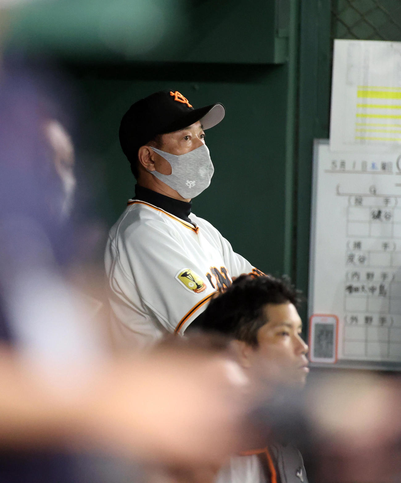 巨人対中日　9回裏、厳しい表情で戦況を見つめる原監督（撮影・狩俣裕三）