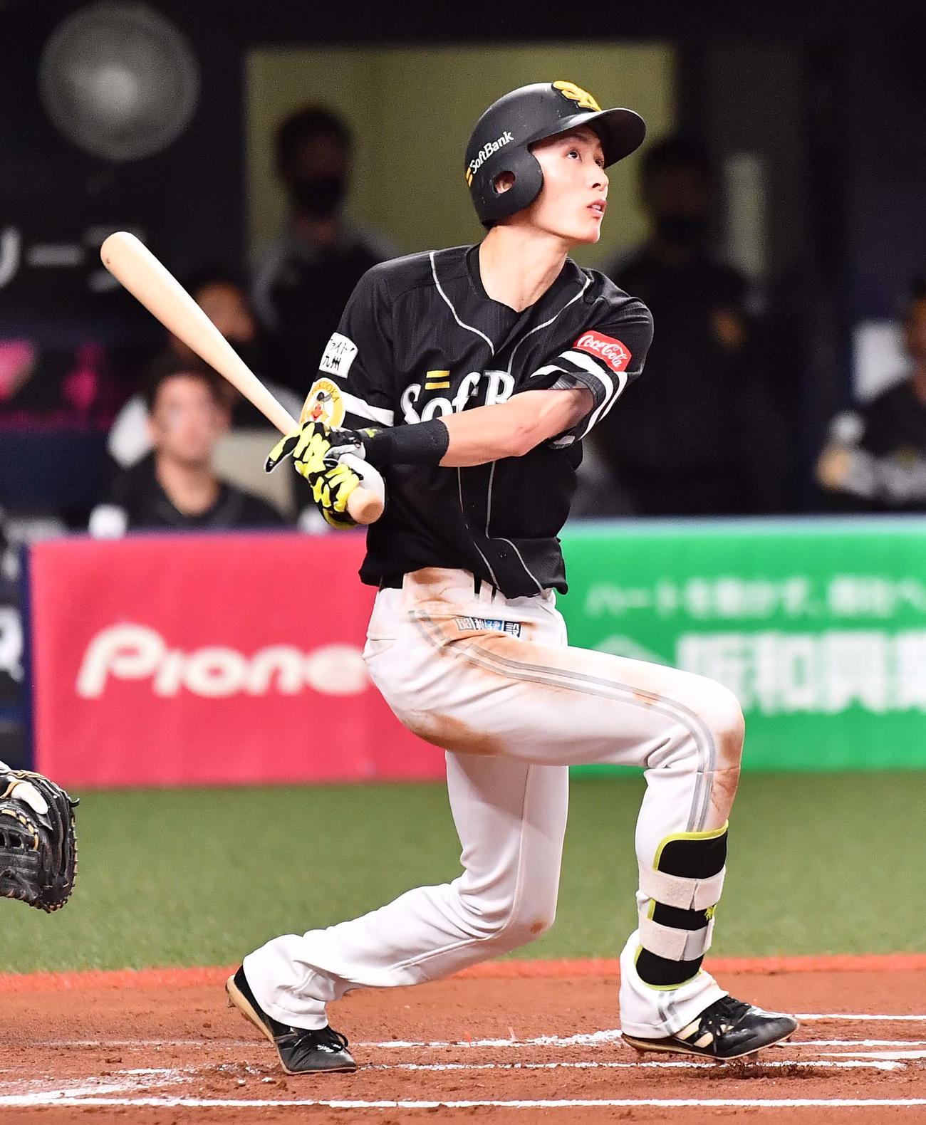 オリックス対ソフトバンク　6回表ソフトバンク無死、右越えソロ本塁打を放つ周東（撮影・上田博志）
