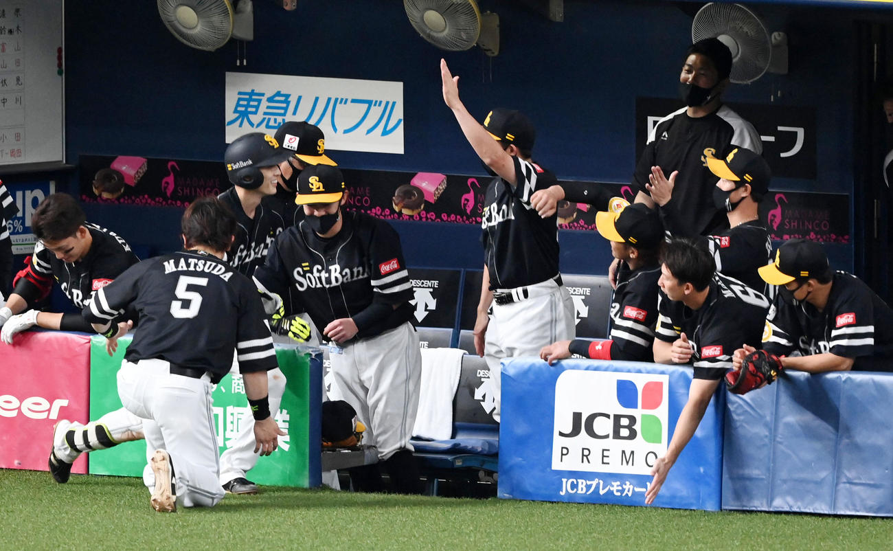 オリックス対ソフトバンク　6回表ソフトバンク無死、周東は右越え本塁打を放ち松田らナインの祝福に笑顔を見せる（撮影・前岡正明）