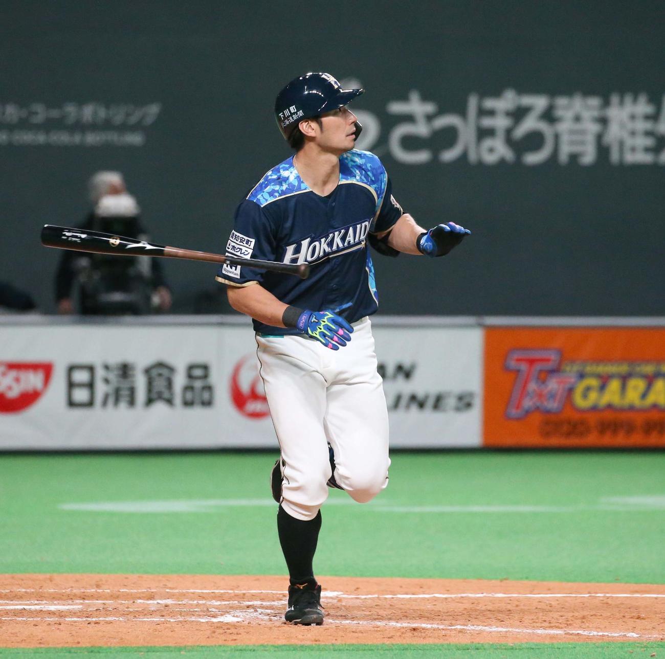 日本ハム対西武　9回裏日本ハム1死一塁、左越え適時二塁打を放つ大田（撮影・黒川智章）