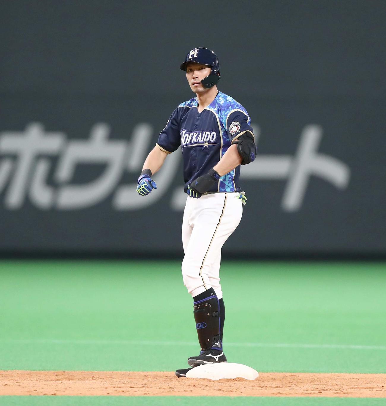 日本ハム対西武　9回裏日本ハム1死一塁、左越え適時二塁打を放ちマッスルポーズの大田（撮影・黒川智章）