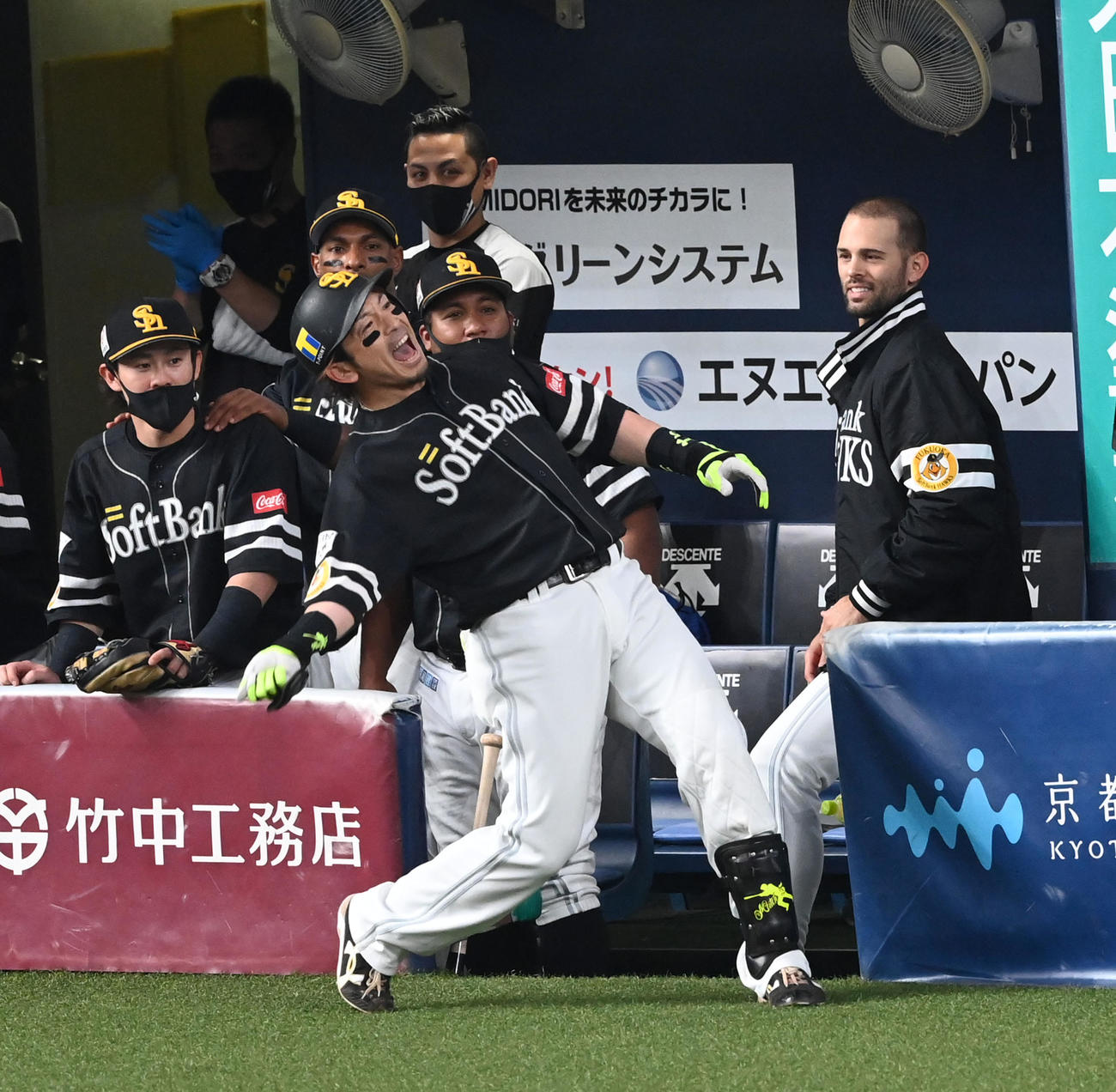 オリックス対ソフトバンク　3回表ソフトバンク2死一、二塁、松田は左越え3点本塁打を放ち熱男ポーズ（撮影・前岡正明）