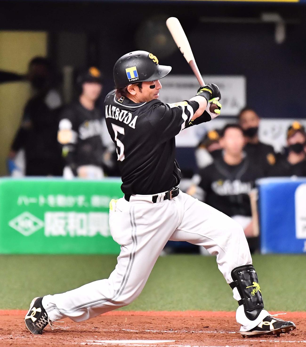 オリックス対ソフトバンク　3回表ソフトバンク2死一、二塁、左越え3点本塁打を放つ松田（撮影・上田博志）