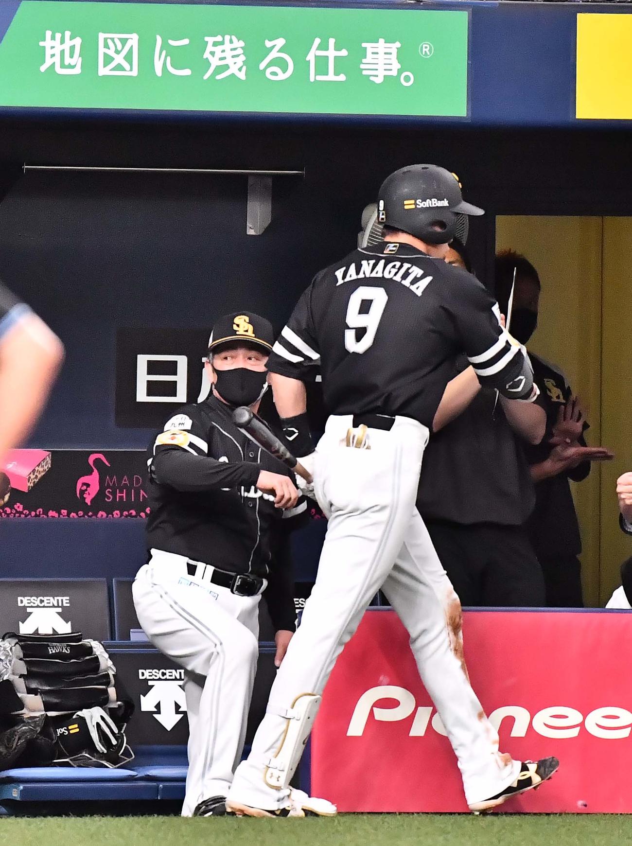 オリックス対ソフトバンク　4回表ソフトバンク1死、右越えへソロ本塁打を放った柳田をベンチで出迎える工藤監督（撮影・上田博志）