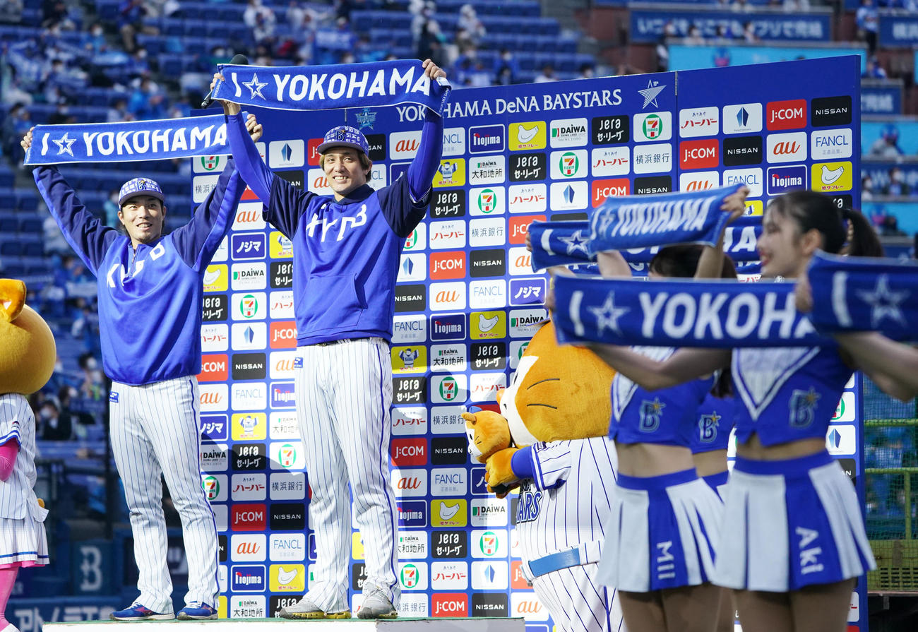DeNA対ヤクルト　ヤクルトに勝利しタオルを掲げるDeNA倉本（左）と国吉（撮影・横山健太）