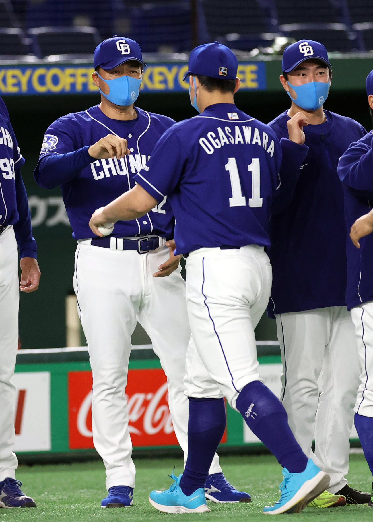 巨人対中日　試合後、小笠原（手前）を迎える与田監督（左）（撮影・狩俣裕三）