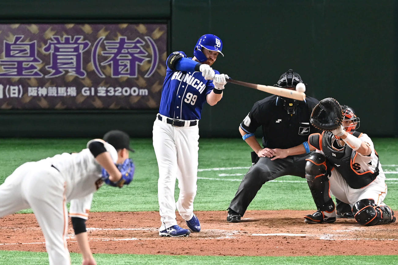 巨人対中日　5回表中日1死、ガーバーは中堅へ安打を放つ。投手今村（撮影・山崎安昭）