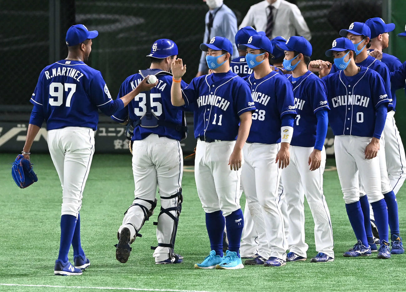 巨人対中日　2勝目を挙げた中日小笠原（左から3人目）はR・マルティネスから勝利球を受け取る（撮影・山崎安昭）
