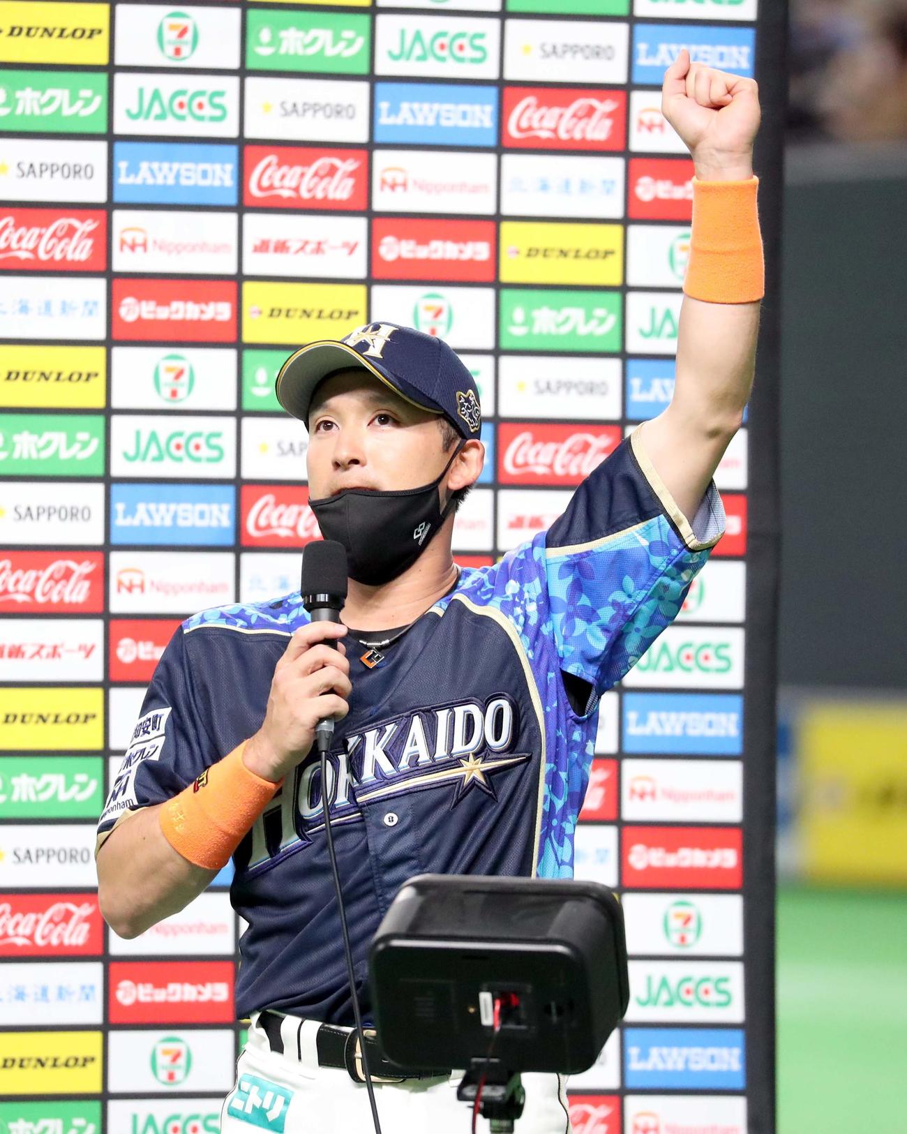 日本ハム対西武　インタビューに応じる日本ハム杉谷（撮影・佐藤翔太）