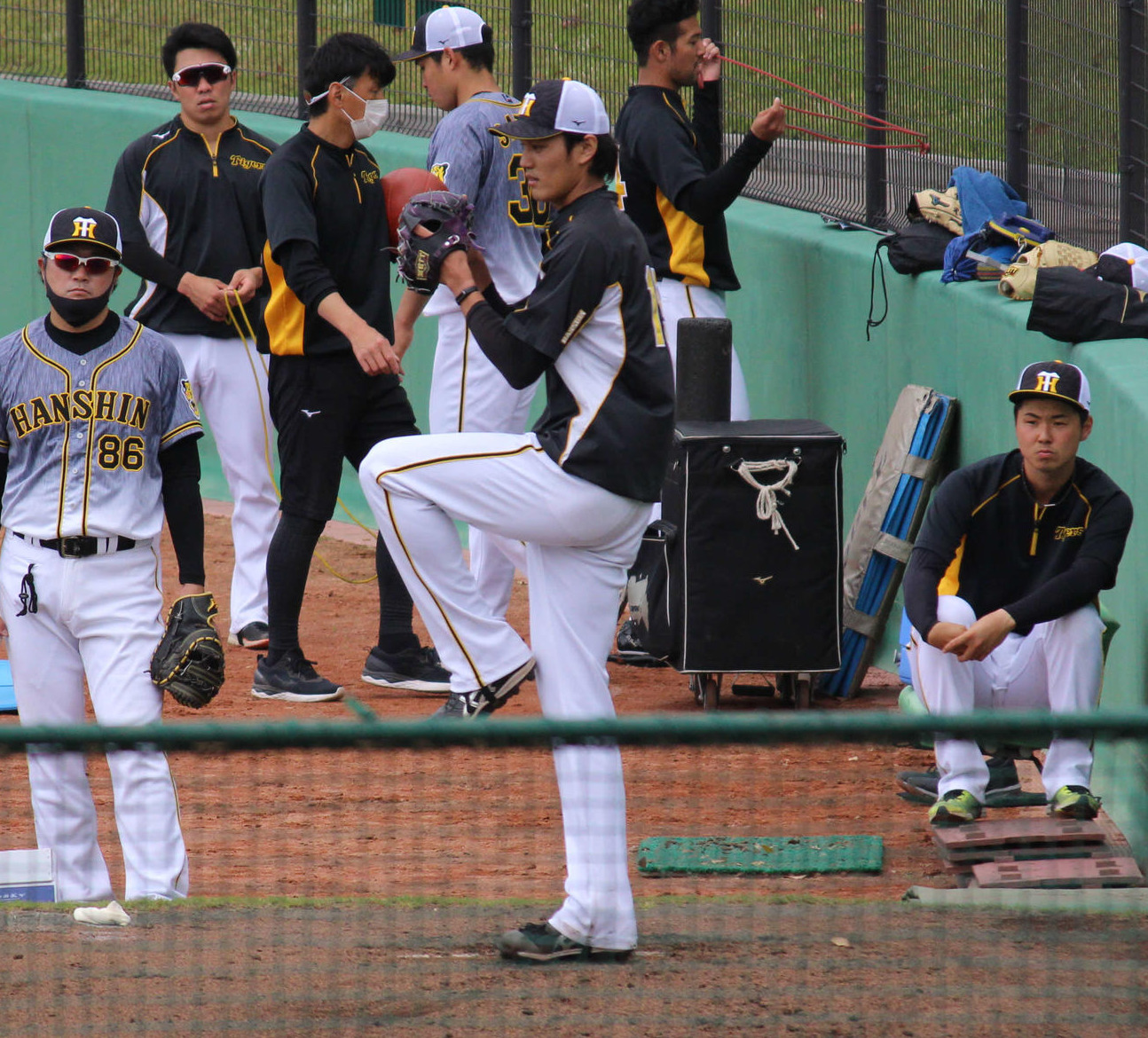 2軍再調整中の藤浪は、由宇のブルペンでノーワインドアップで試投する（撮影・佐井陽介）