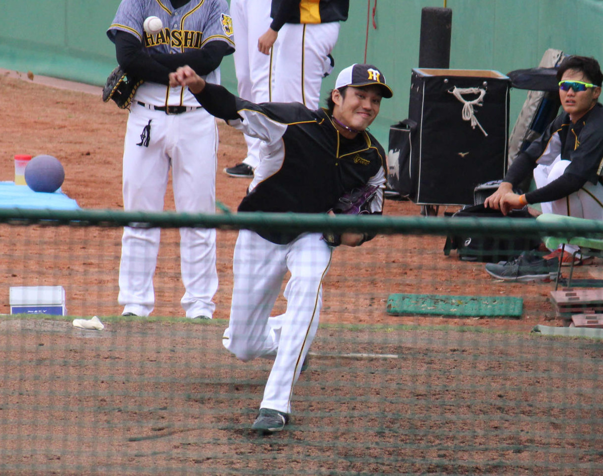 2軍再調整中の藤浪は、由宇のブルペンでノーワインドアップで試投する（撮影・佐井陽介）