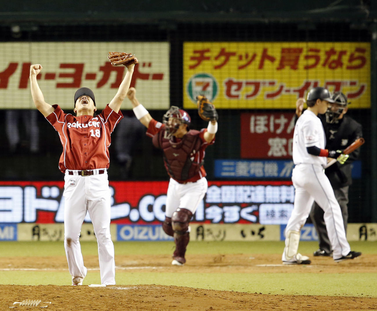 最後の打者となった西武浅村（右）から三振を奪い優勝を決めた田中将大は両手を上げてガッツポーズ（2013年9月26日撮影）