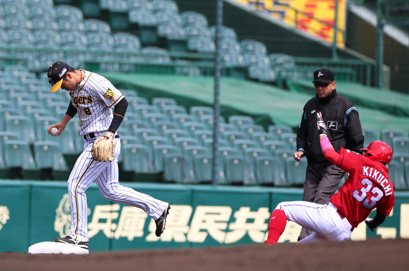 阪神対広島　1回表広島2死一、二塁、三塁手佐藤輝（左）は会沢の打球を捕球し三塁ベースを踏んでアウトにする（撮影・上山淳一）