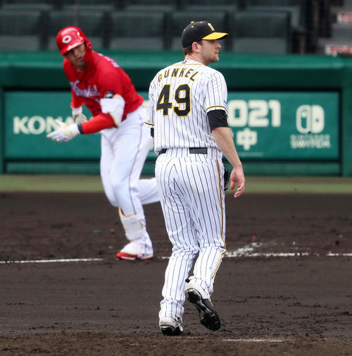 阪神対広島　3回表広島1死二塁、ガンケルは鈴木に左線へ適時二塁打を打たれ失点する（撮影・加藤哉）
