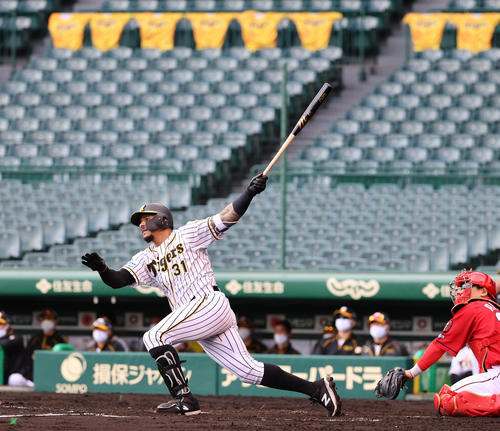 阪神対広島　3回裏阪神1死二塁、中前適時打を放つマルテ（撮影・清水貴仁）