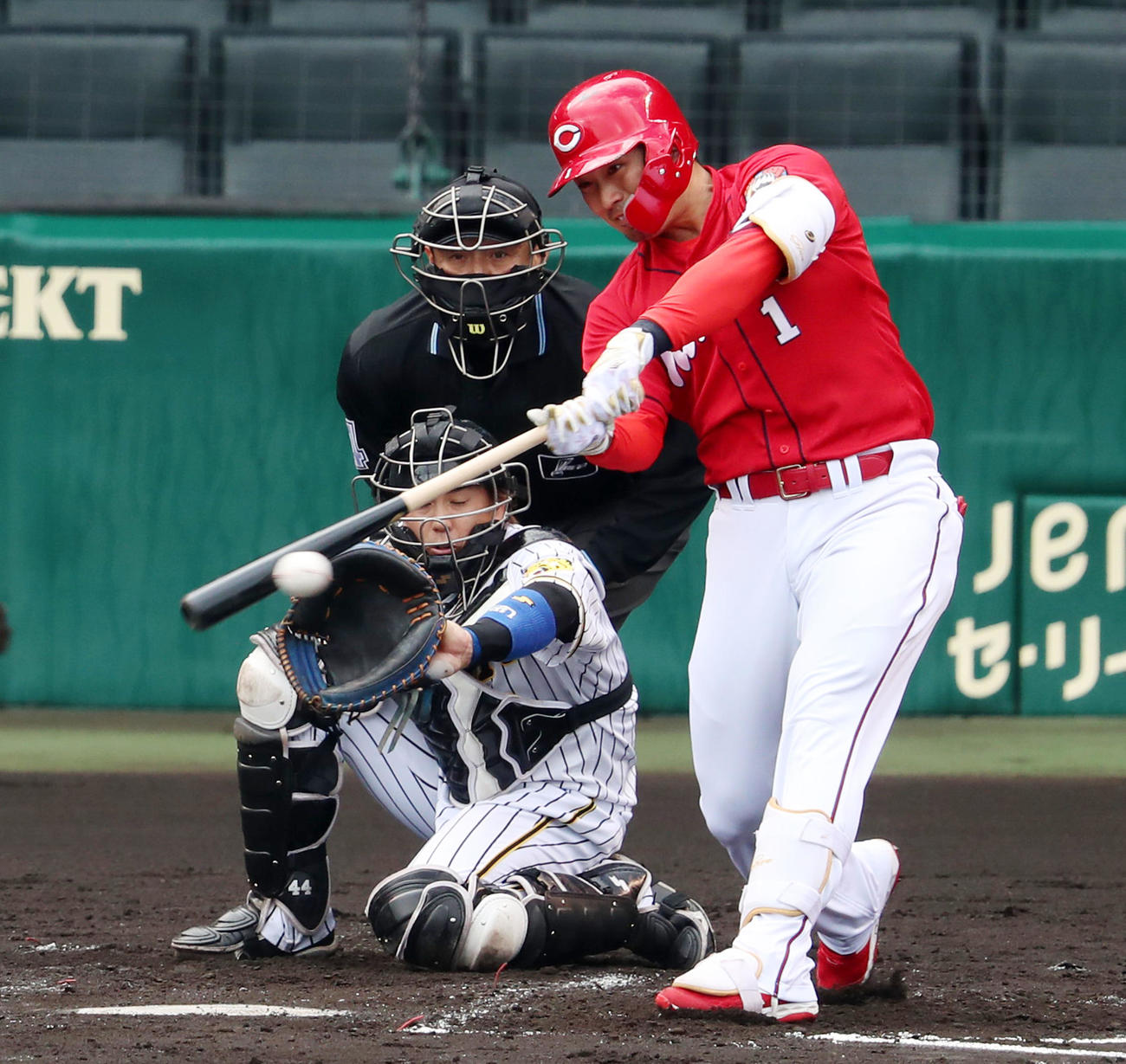 阪神対広島　3回表広島1死二塁、鈴木誠は三塁線を破るに適時二塁打を放つ（撮影・加藤哉）