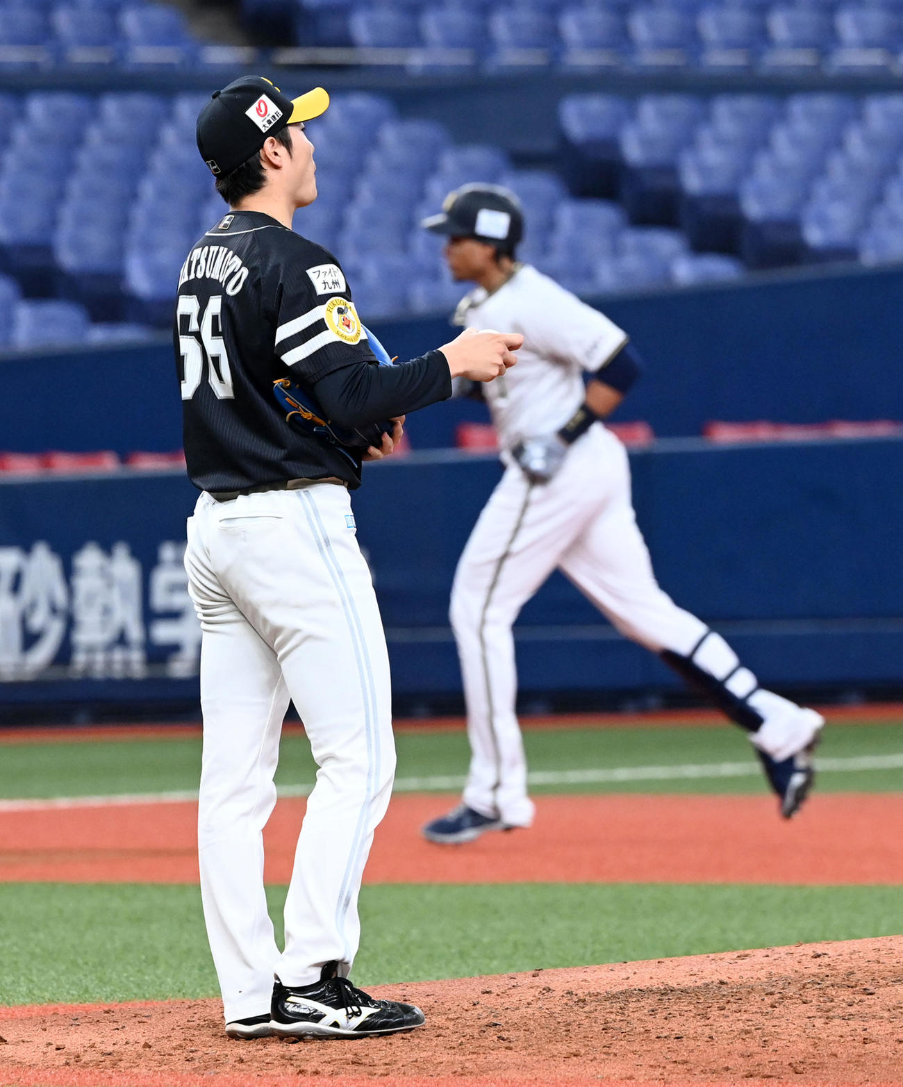 オリックス対ソフトバンク　6回裏オリックス無死一塁、モヤに右中間へ2点本塁打を打たれがっくりする松本（撮影・前岡正明）