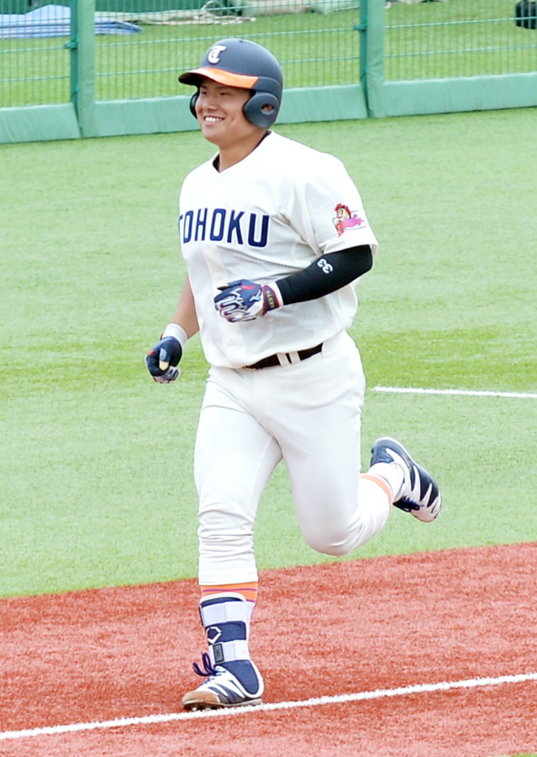 5回、本塁打を放ち笑顔で生還する竹中