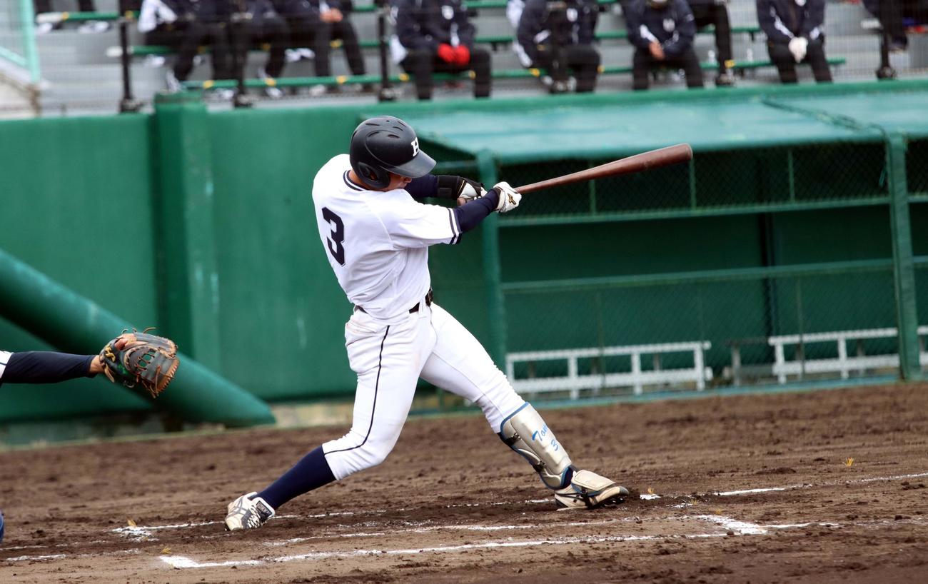 北海学園大対東海大北海道　6回北海学園大2死満塁、成田智が走者一掃の左中間二塁打を放つ（撮影・永野高輔）