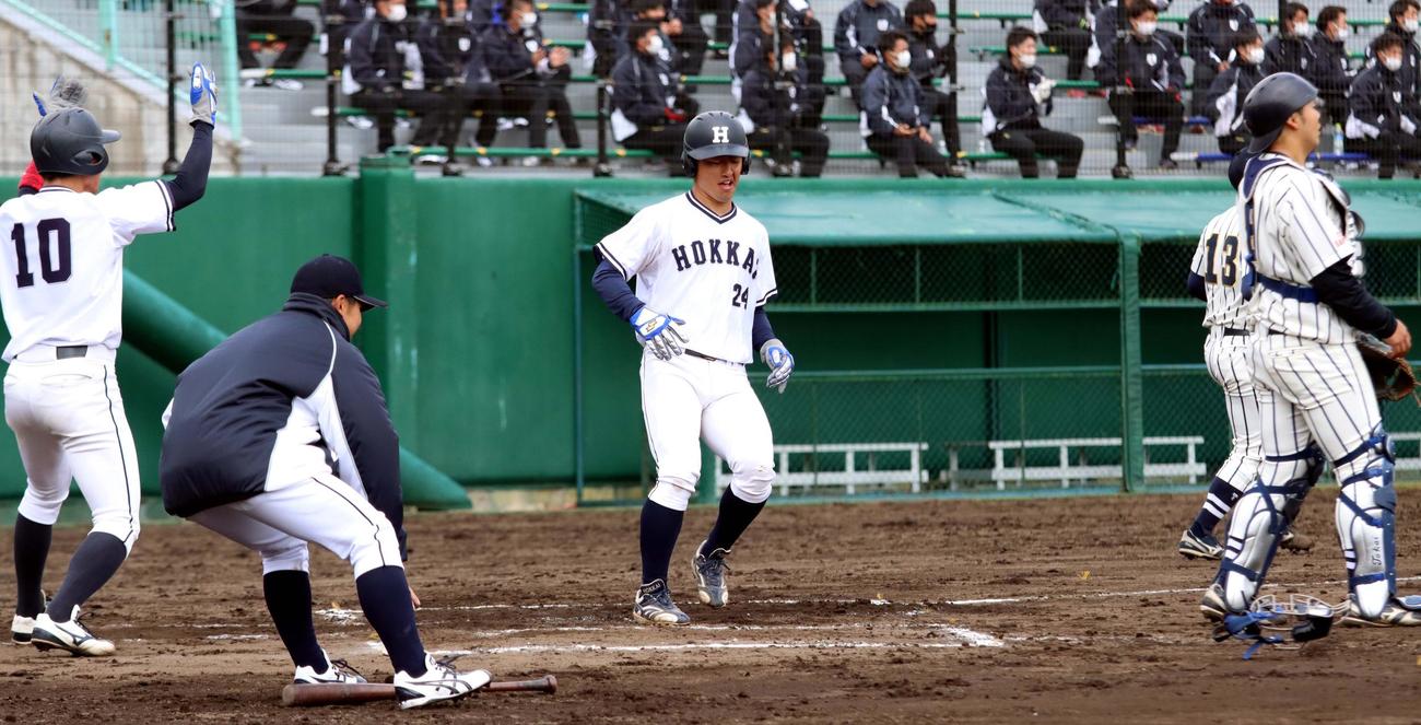 北海学園大対東海大北海道　6回表北海学園大2死満塁、成田智の左中間二塁打で、2走の志村（中央）が勝ち越しの生還を果たす（撮影・永野高輔）