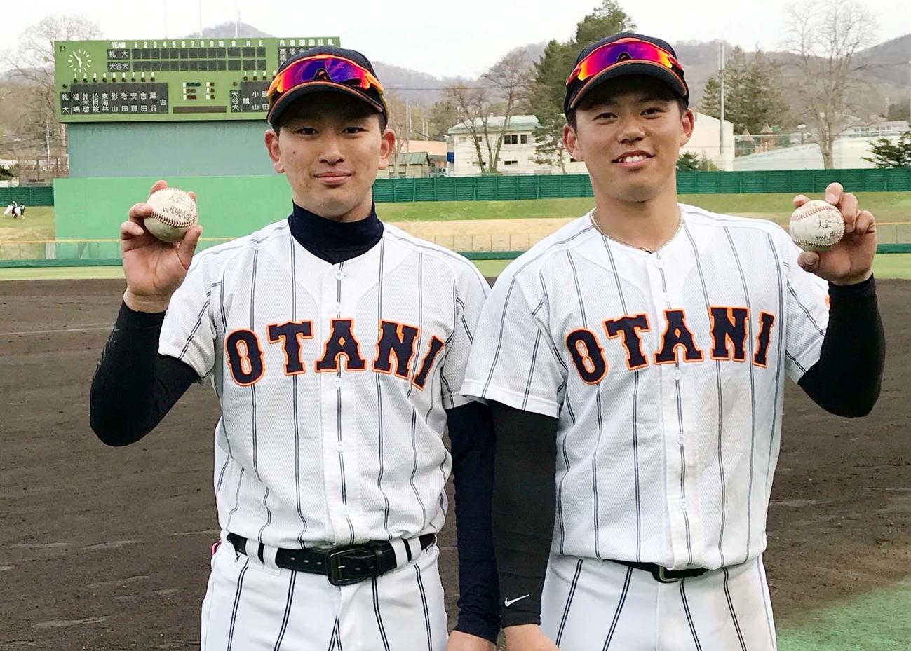 札幌大谷大対札幌大　そろって大学初本塁打を放ち笑顔の（左から）札幌大谷大・福岡、飯田柊（撮影・永野高輔）