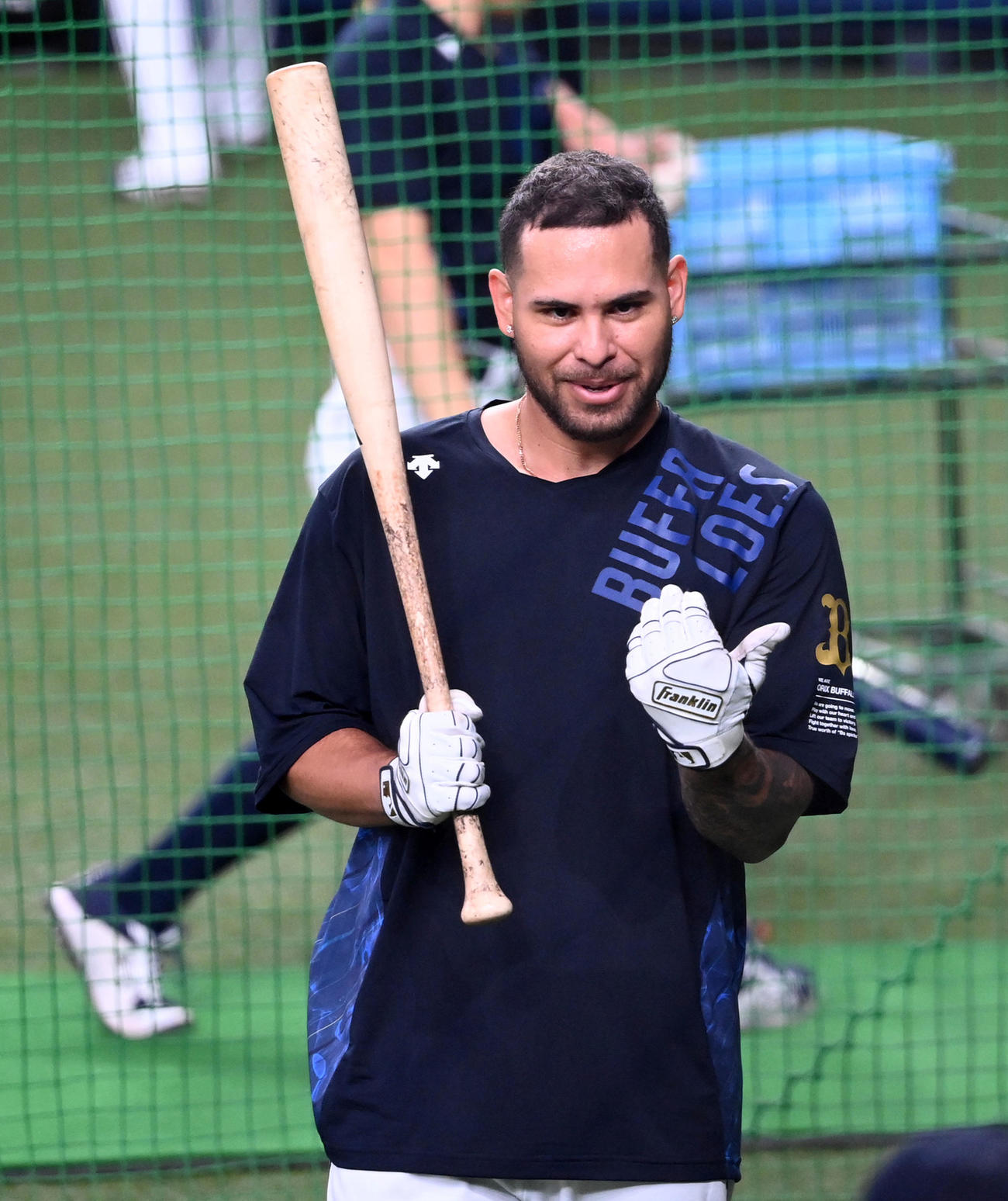 オリックス対ソフトバンク　出場選手登録され、練習で笑顔を見せるロメロ（撮影・前岡正明）