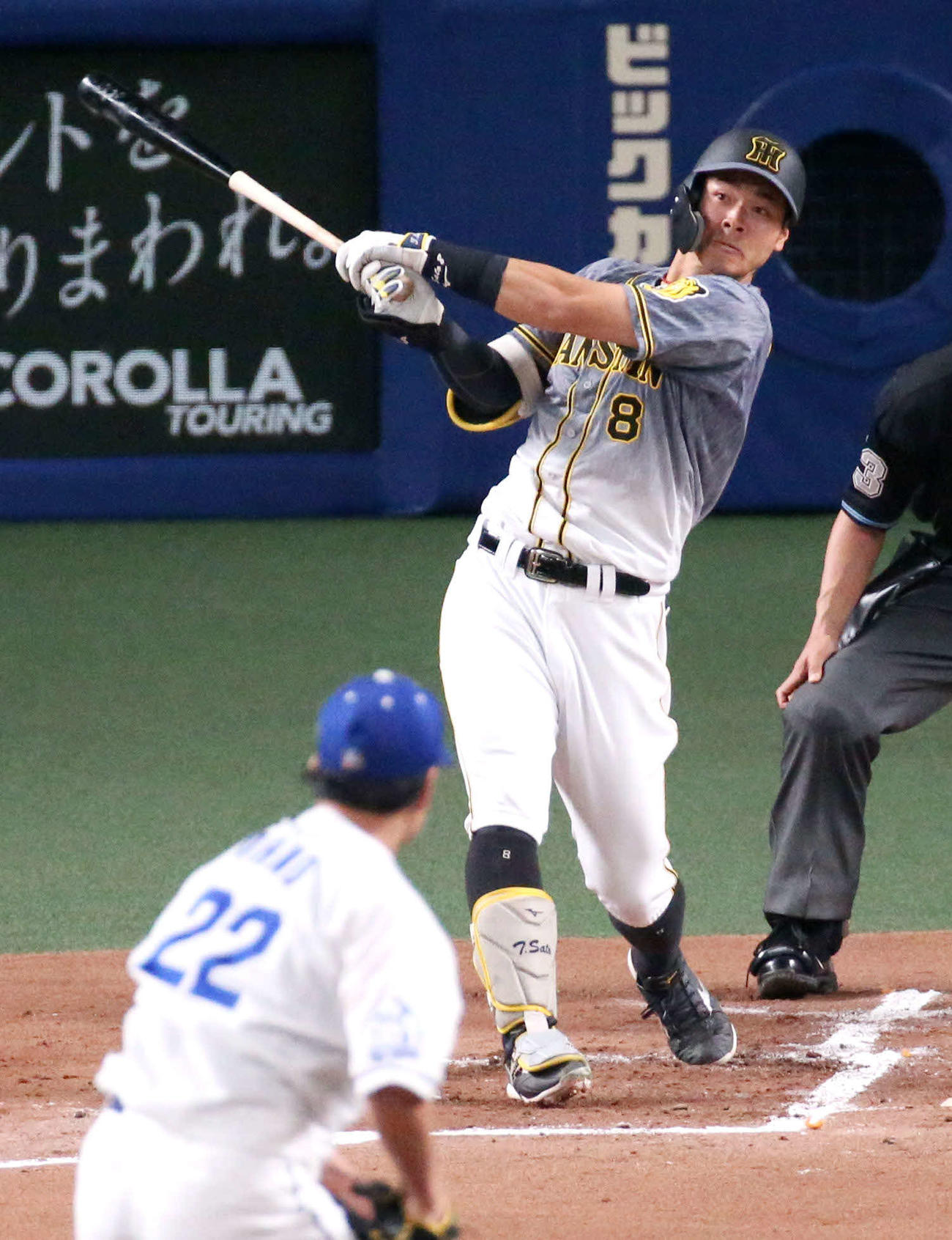 4月27日の中日対阪神　　2回表阪神2死、佐藤輝は右中間に先制本塁打を放つ（撮影・上山淳一）