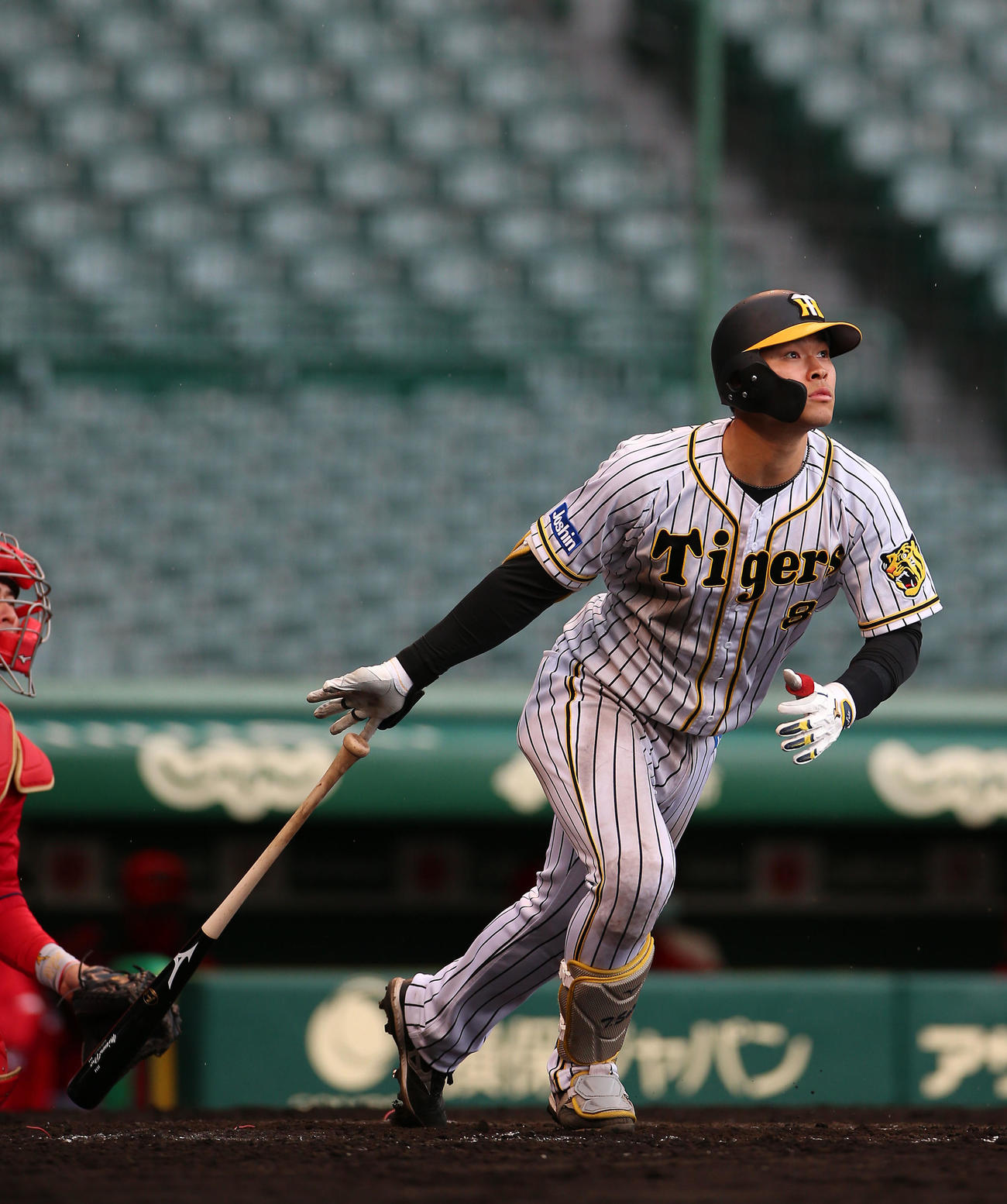 阪神対広島　5回裏阪神無死満塁、佐藤輝は右越え満塁本塁打を放つ（撮影・上山淳一）