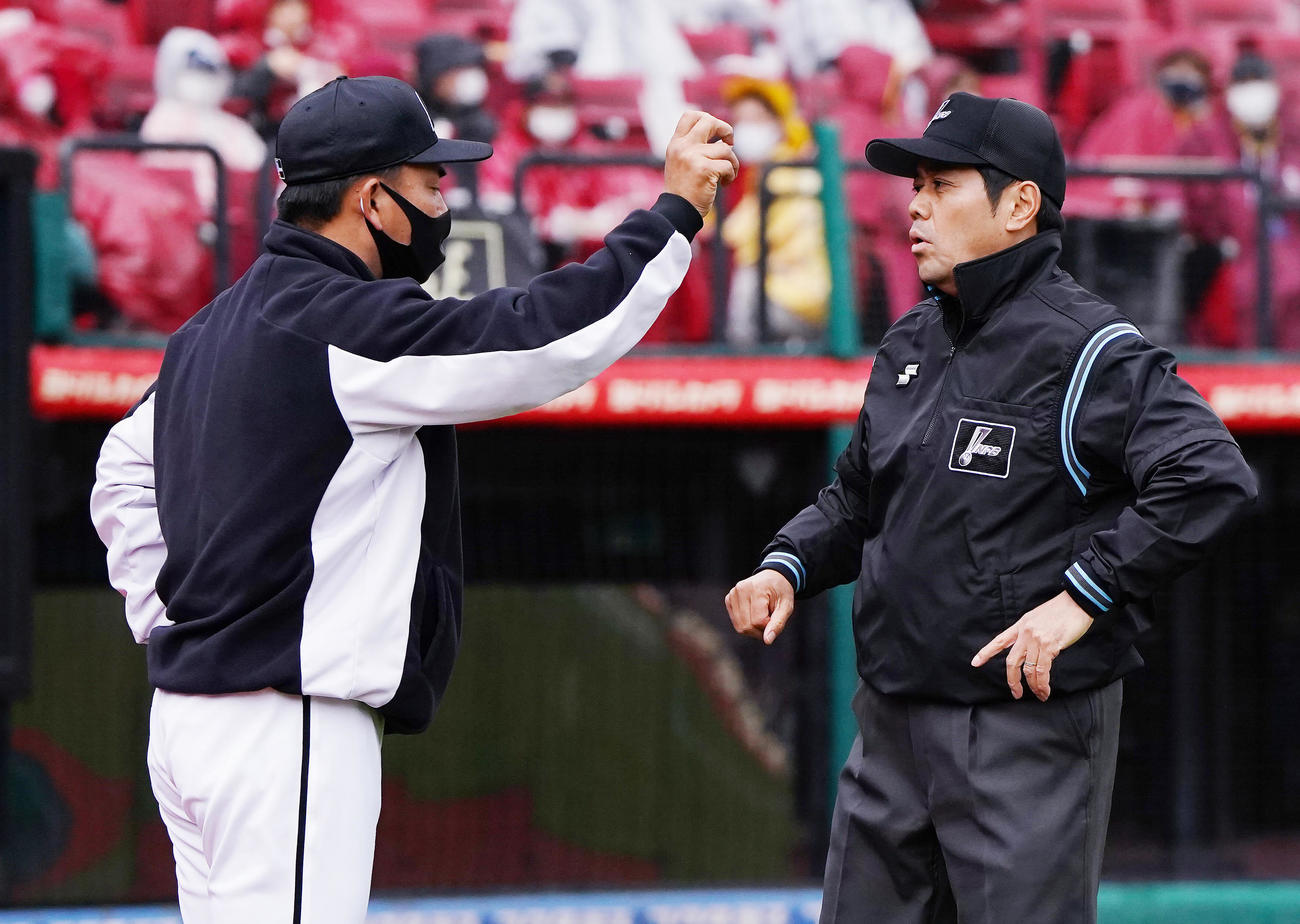 楽天対ロッテ　4回表ロッテ1死一塁、安田尚憲の左翼フェンスに挟まり二塁打と判定。強い口調で抗議する井口資仁監督（左）（撮影・菅敏）