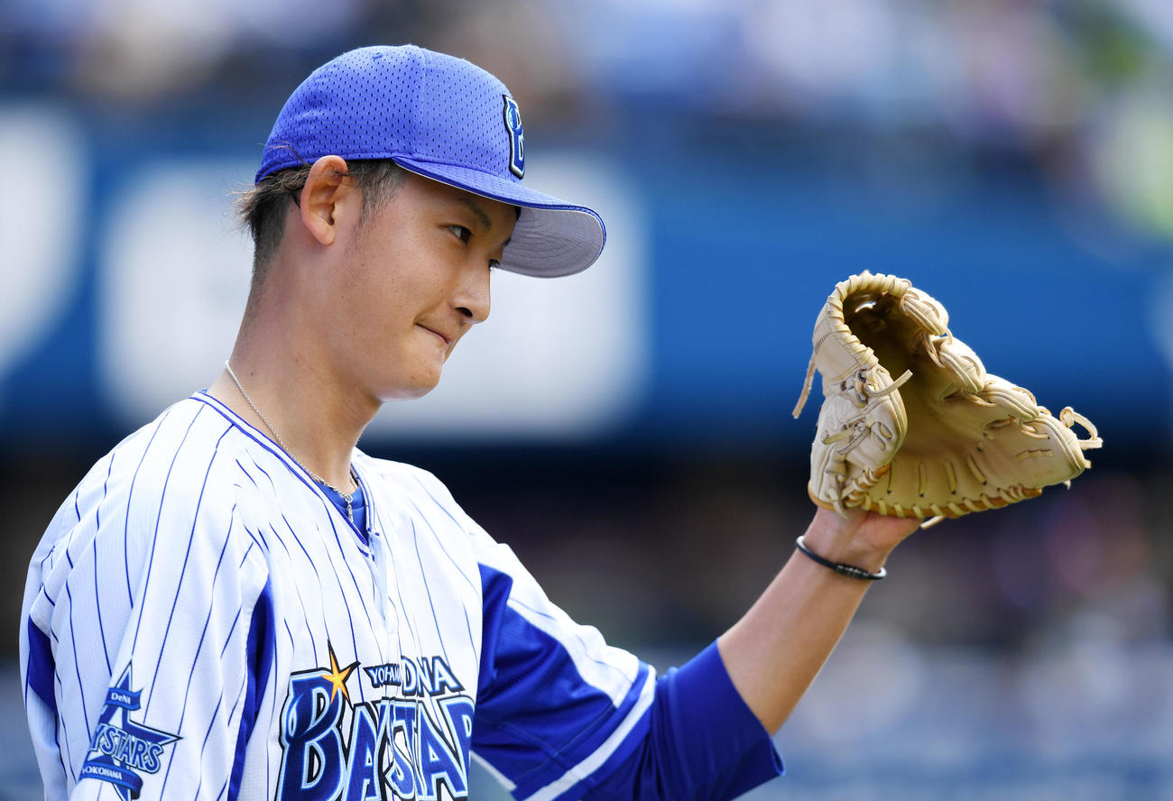 DeNA対ヤクルト　1回表を無失点に抑えタッチを交わすDeNA阪口（撮影・横山健太）