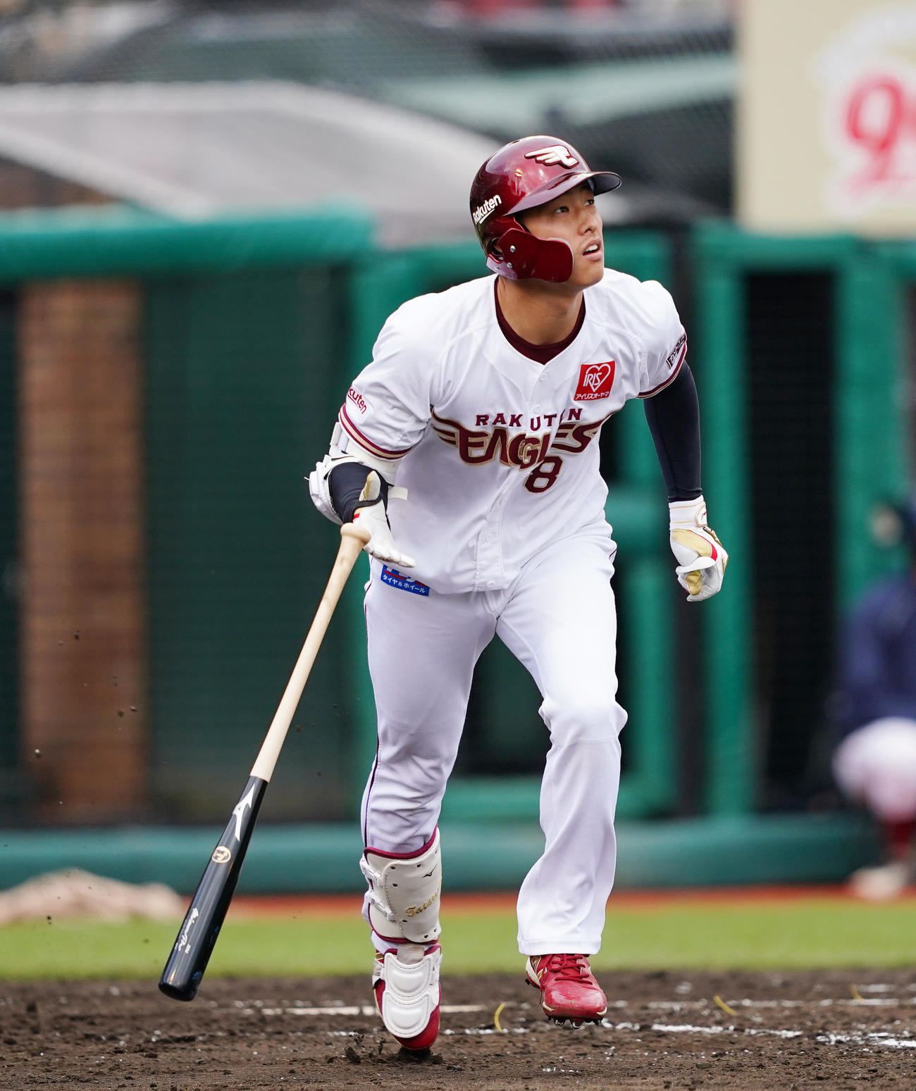 楽天対ロッテ　4回裏楽天2死二塁、右中間に勝ち越しの2点本塁打を放つ辰己（撮影・菅敏）