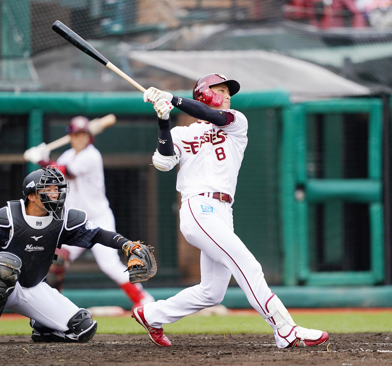 楽天対ロッテ　4回裏楽天2死二塁、右中間に勝ち越しの2点本塁打を放つ辰己（撮影・菅敏）