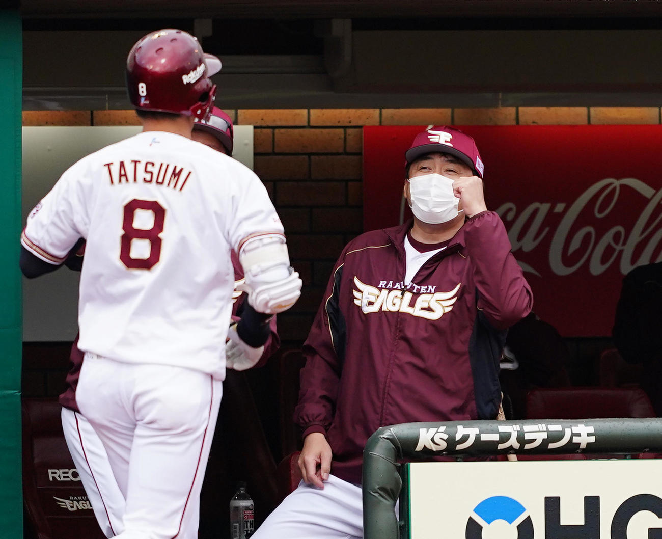 楽天対ロッテ　4回裏楽天2死二塁、勝ち越しの2点本塁打を放った辰己涼介を迎える石井一久GM兼監督（右）（撮影・菅敏）