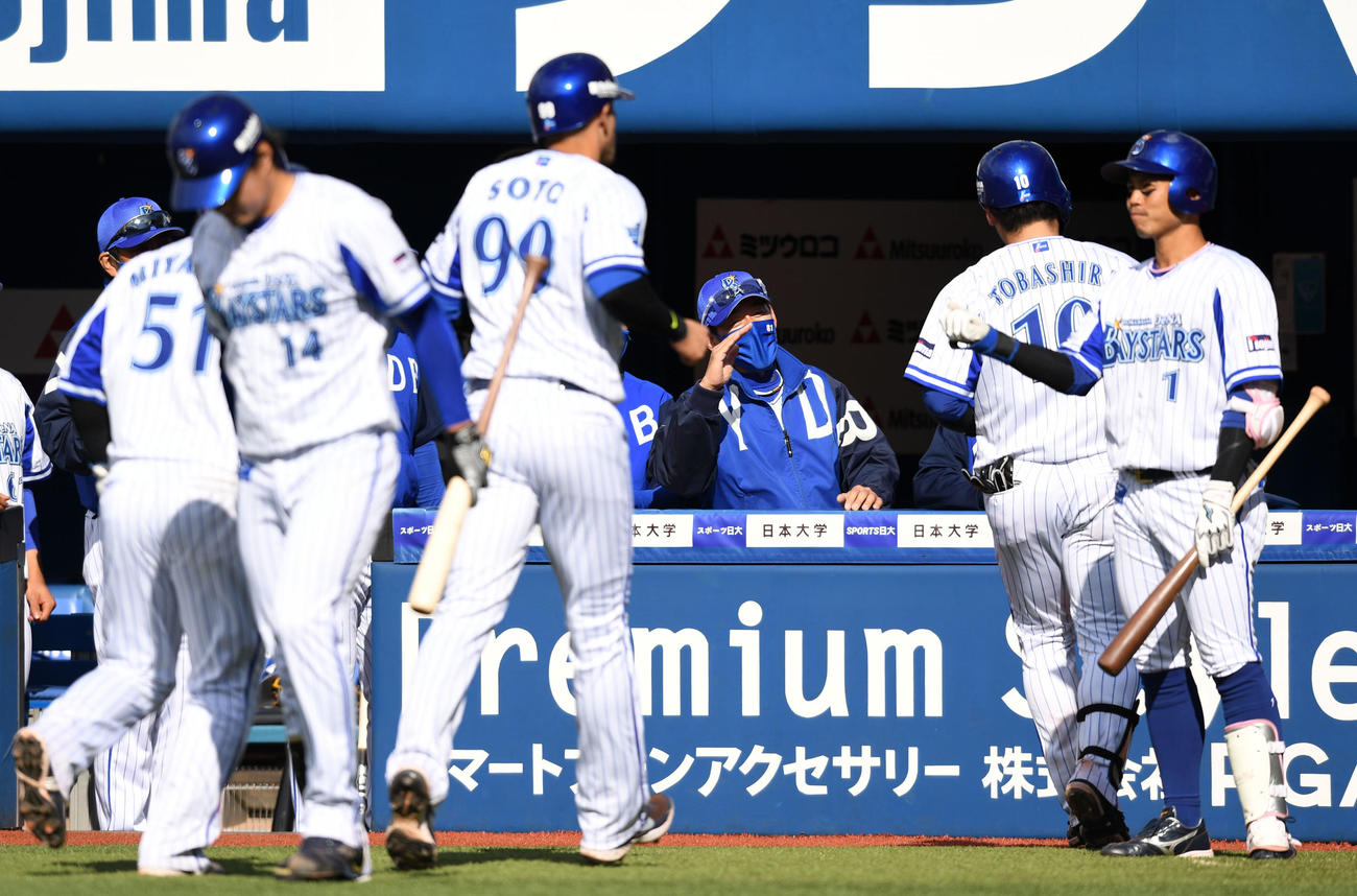 3回裏DeNA無死二、三塁、右越え3点本塁打を放った戸柱を笑顔で迎える三浦監督（中央）（撮影・横山健太）