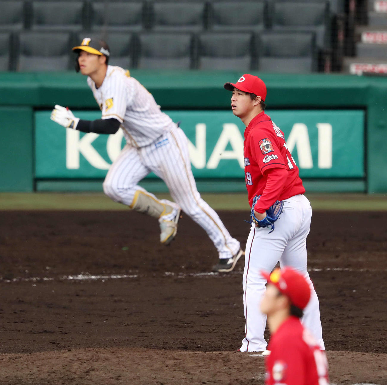 阪神対広島　5回裏阪神無死満塁、佐藤輝（左）に右越え満塁本塁打を浴びる野村（撮影・加藤哉）
