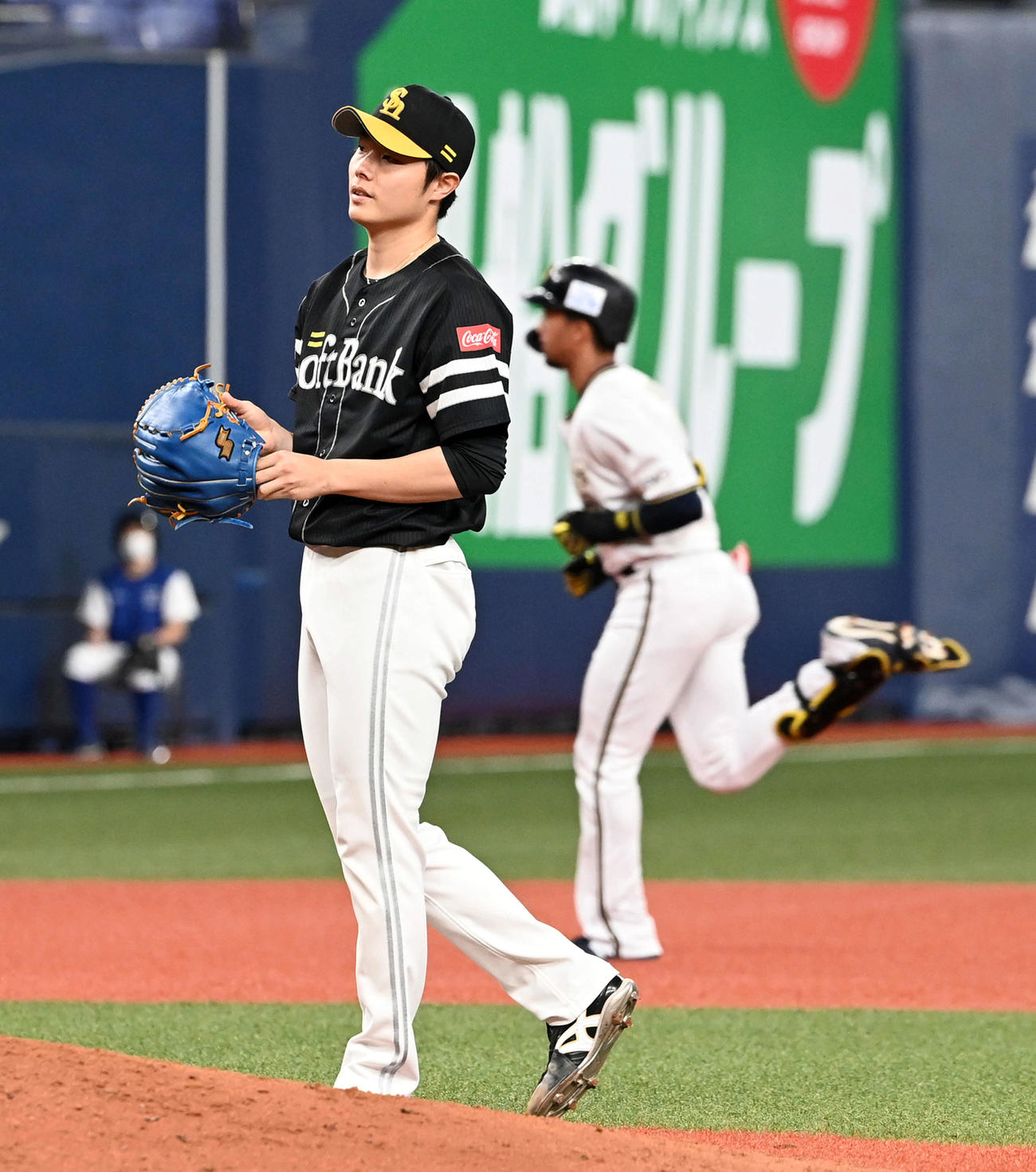 オリックス対ソフトバンク　5回裏オリックス1死一塁、宗に先制の右越え2点本塁打を打たれた松本（撮影・前岡正明）
