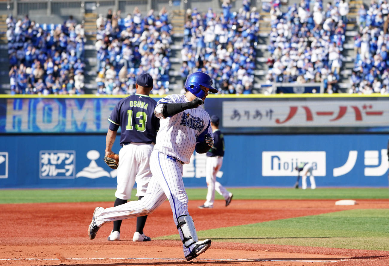 DeNA対ヤクルト　3回裏DeNA無死二、三塁、右越え3点本塁打を放ちガッツポーズする戸柱（撮影・横山健太）