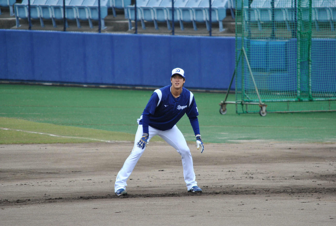 今季初登板へ向け走塁練習する中日梅津