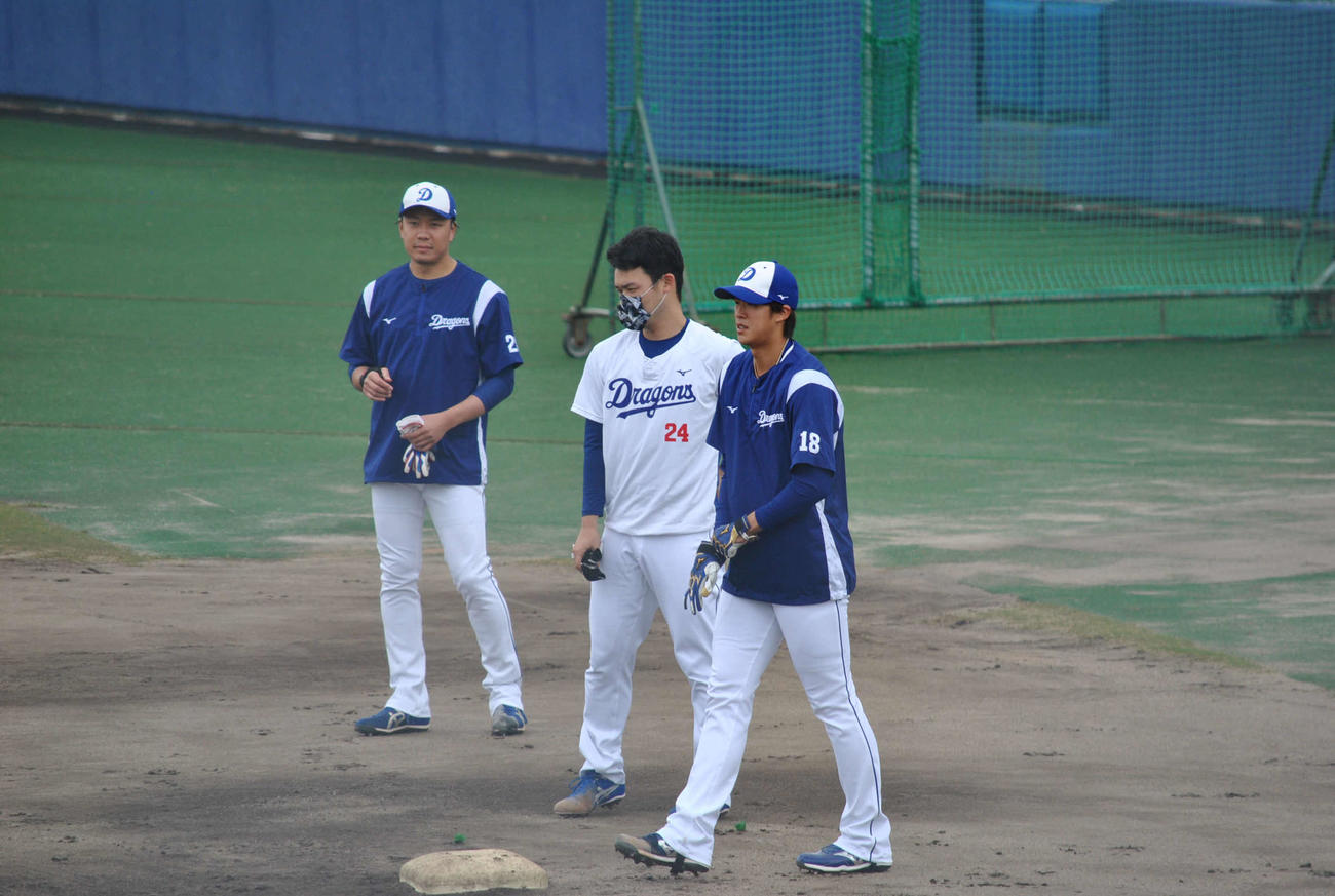 先発ローテーションの左右両輪の大野雄（左）、福谷（中央）と汗を流す中日梅津