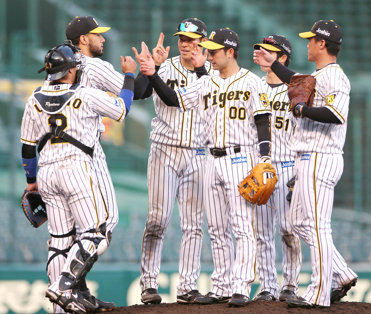 阪神対広島　広島に勝利し、試合を締めたスアレス（左から2人目）はナインとエアタッチを交わす（撮影・上山淳一）