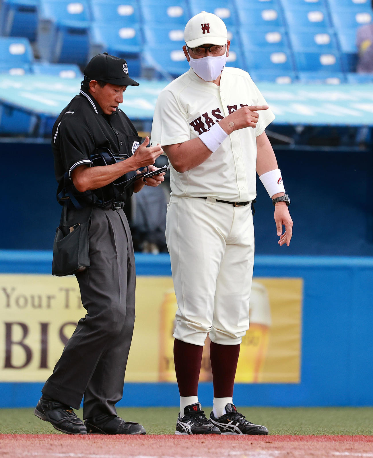 早大対法大　7回裏法大1死一、三塁、諸橋に勝ち越し適時打を許した場面で投手交代を告げる早大小宮山監督（撮影・浅見桂子）