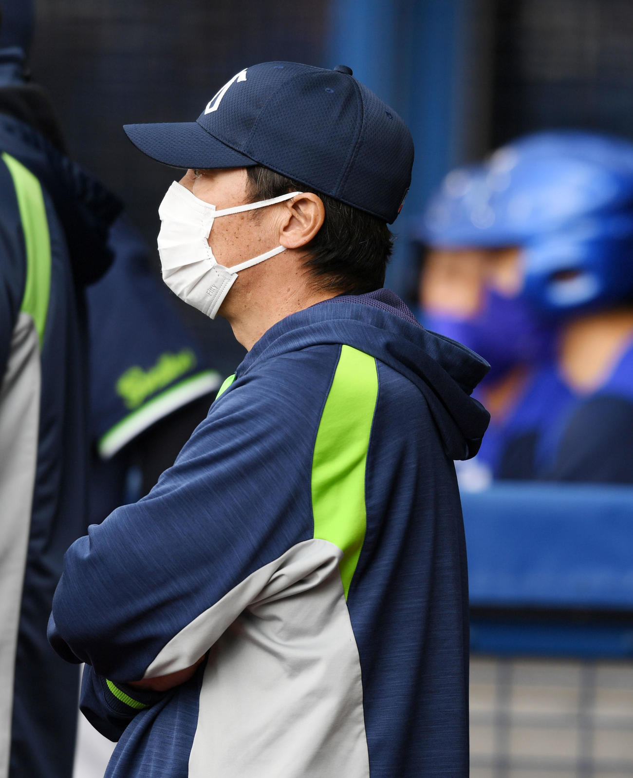 DeNA対ヤクルト　厳しい表情で試合を見つめるヤクルト高津監督（撮影・横山健太）