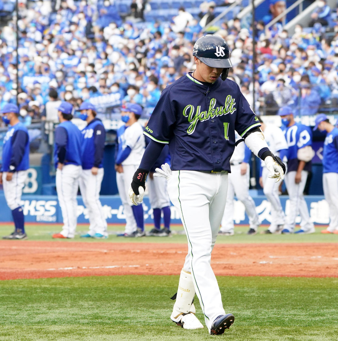 DeNA対ヤクルト　DeNAに敗れ肩を落としベンチへ引き揚げるヤクルト山田（撮影・横山健太）
