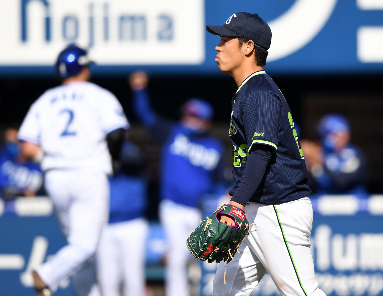 DeNA対ヤクルト　3回裏DeNA無死一、二塁、ソトに右越え適時二塁打を浴び肩を落とす小川（撮影・横山健太）