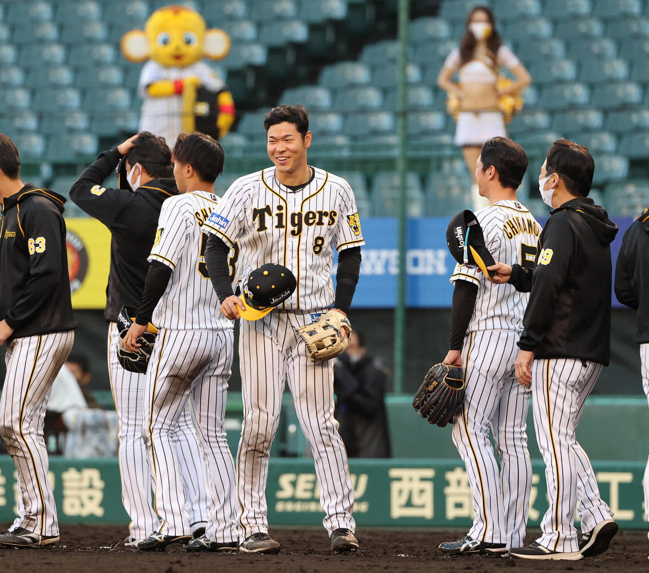 阪神対広島　広島に快勝し無観客も整列しあいさつする佐藤輝（中央）ら選手たち（撮影・清水貴仁）