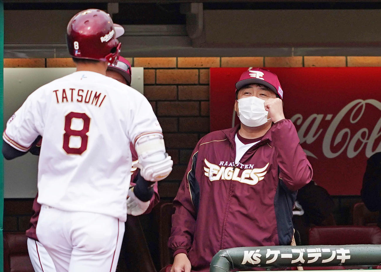 4回裏楽天2死二塁、勝ち越しの2点本塁打を放った辰己涼介を迎える石井一久GM兼監督（右）（撮影・菅敏）